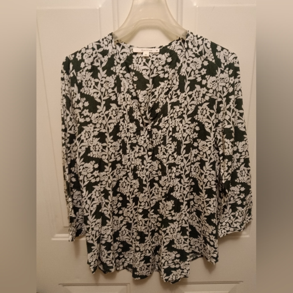 NWOT Fun2Fun Kenmore split neck blouse